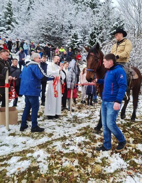 Konje je blagoslovil cerkljanski kaplan Matjaž Venta